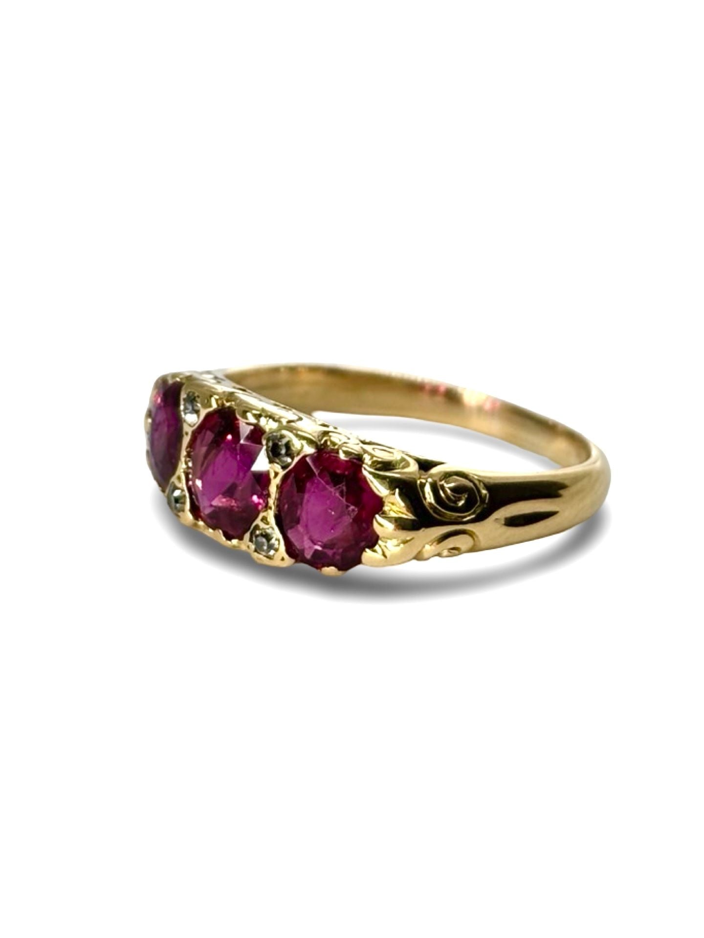 Bague ancienne en or jaune 18K ornée d’un rubis de 2 carats et de diamants totalisant 0,04 ct. Ce bijou raffiné incarne l’élégance et le charme intemporel de la joaillerie ancienne. Le rouge profond du rubis se marie à la brillance délicate des diamants, créant une pièce unique, idéale pour les collectionneurs et les amoureux de bijoux d’exception.