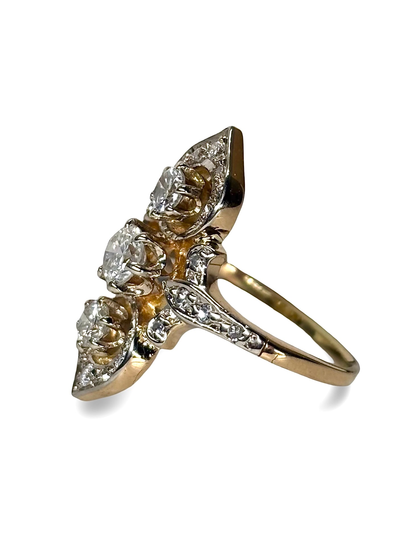 Sublimez votre style avec cette bague ancienne en or jaune sertie de 0,70 ct de diamants. Ce bijou vintage allie charme d’antan et élégance intemporelle, offrant un éclat raffiné qui illumine chaque tenue. Parfaite pour une occasion spéciale ou pour enrichir votre collection, elle incarne l’art joaillier et le prestige du passé.