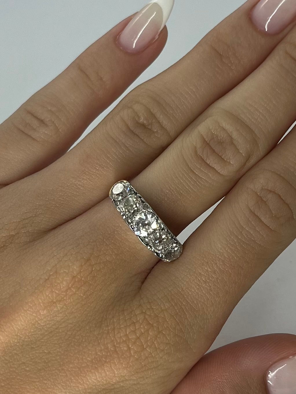 Bague vintage en or jaune et platine, sertie de diamants totalisant 2,20 carats. Alliance raffinée de matériaux nobles et d’élégance intemporelle. Ce bijou ancien incarne le charme d’époque et l’éclat du diamant, idéal pour une touche de luxe authentique et sophistiquée.