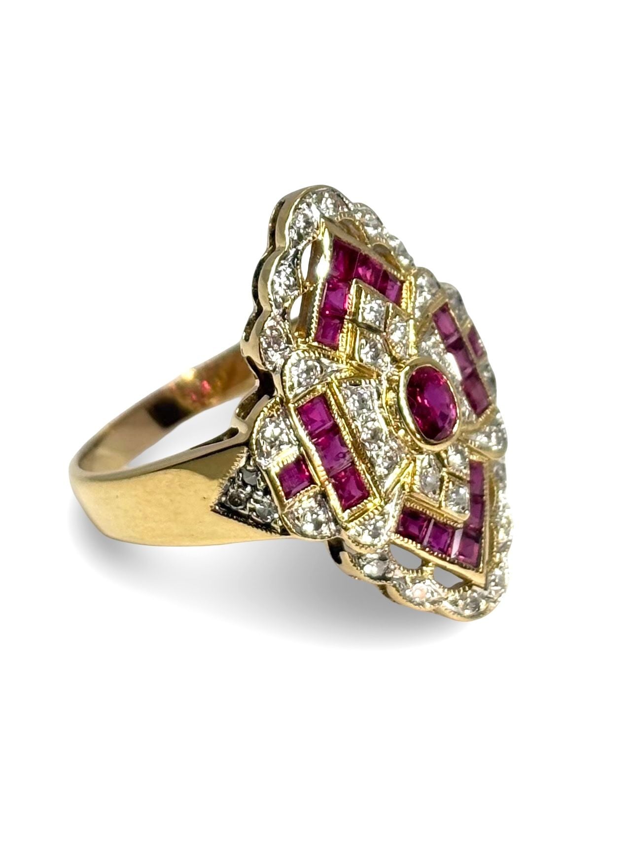 Superbe bague ancienne en or jaune 18 carats, ornée d’un rubis rouge profond de 0,80 ct entouré de 0,20 ct de diamants éclatants. Ce bijou au charme vintage incarne l’élégance intemporelle et la richesse des pierres précieuses. Idéal pour les amatrices de pièces uniques au style rétro.