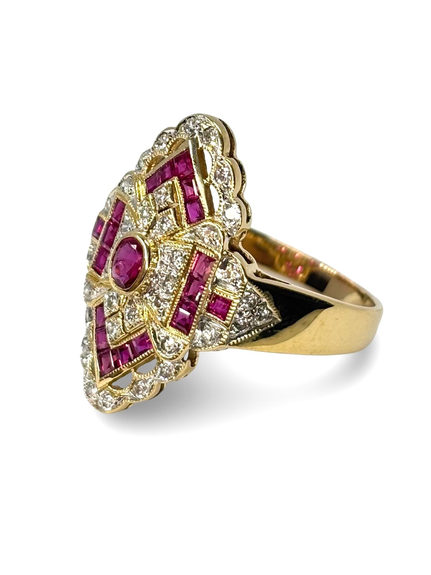 Superbe bague ancienne en or jaune 18 carats, ornée d’un rubis rouge profond de 0,80 ct entouré de 0,20 ct de diamants éclatants. Ce bijou au charme vintage incarne l’élégance intemporelle et la richesse des pierres précieuses. Idéal pour les amatrices de pièces uniques au style rétro.