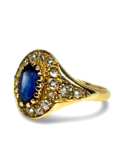 Bague ancienne en or jaune sublimée par un saphir naturel de 1,3 carat et des diamants totalisant 0,50 carat. Ce bijou vintage incarne le charme intemporel et le raffinement de la joaillerie d’époque. L’éclat chaud de l’or jaune s’accorde parfaitement à la profondeur du saphir et à la brillance délicate des diamants.