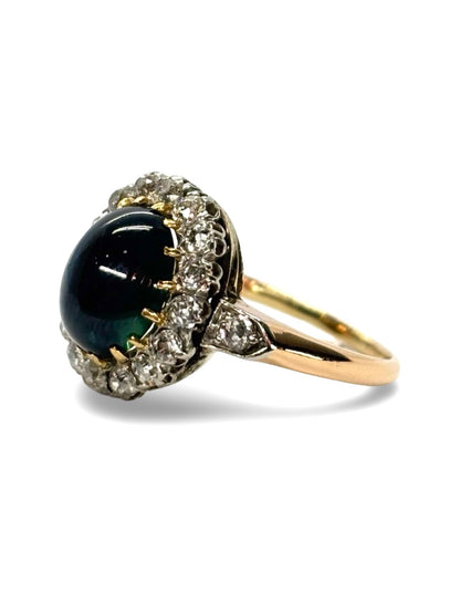 Bague ancienne en or rose sertie d’un superbe saphir cabochon de 3,5 carats, entouré de diamants pour un total de 0,60 carat. Ce bijou vintage allie élégance et raffinement, symbole d’un savoir-faire joaillier d’exception. Une pièce unique qui séduit par l’éclat doux de l’or rose et la profondeur bleue du saphir naturel.