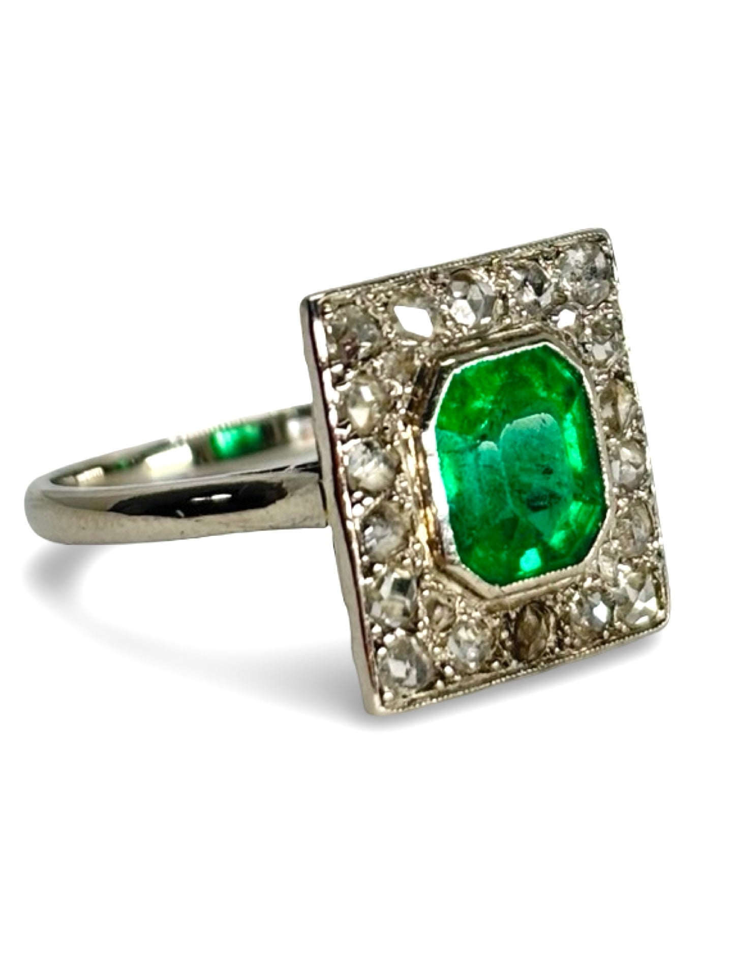 Bague ancienne en platine ornée d’une émeraude naturelle de 1,20 carat, accompagnée de diamants pour un total de 0,30 carat. Bijou ancien raffiné au style vintage, mettant en valeur une pierre verte intense et un sertissage élégant. Idéale pour les amateurs de joaillerie ancienne, de bagues en platine et de pierres précieuses authentiques.
