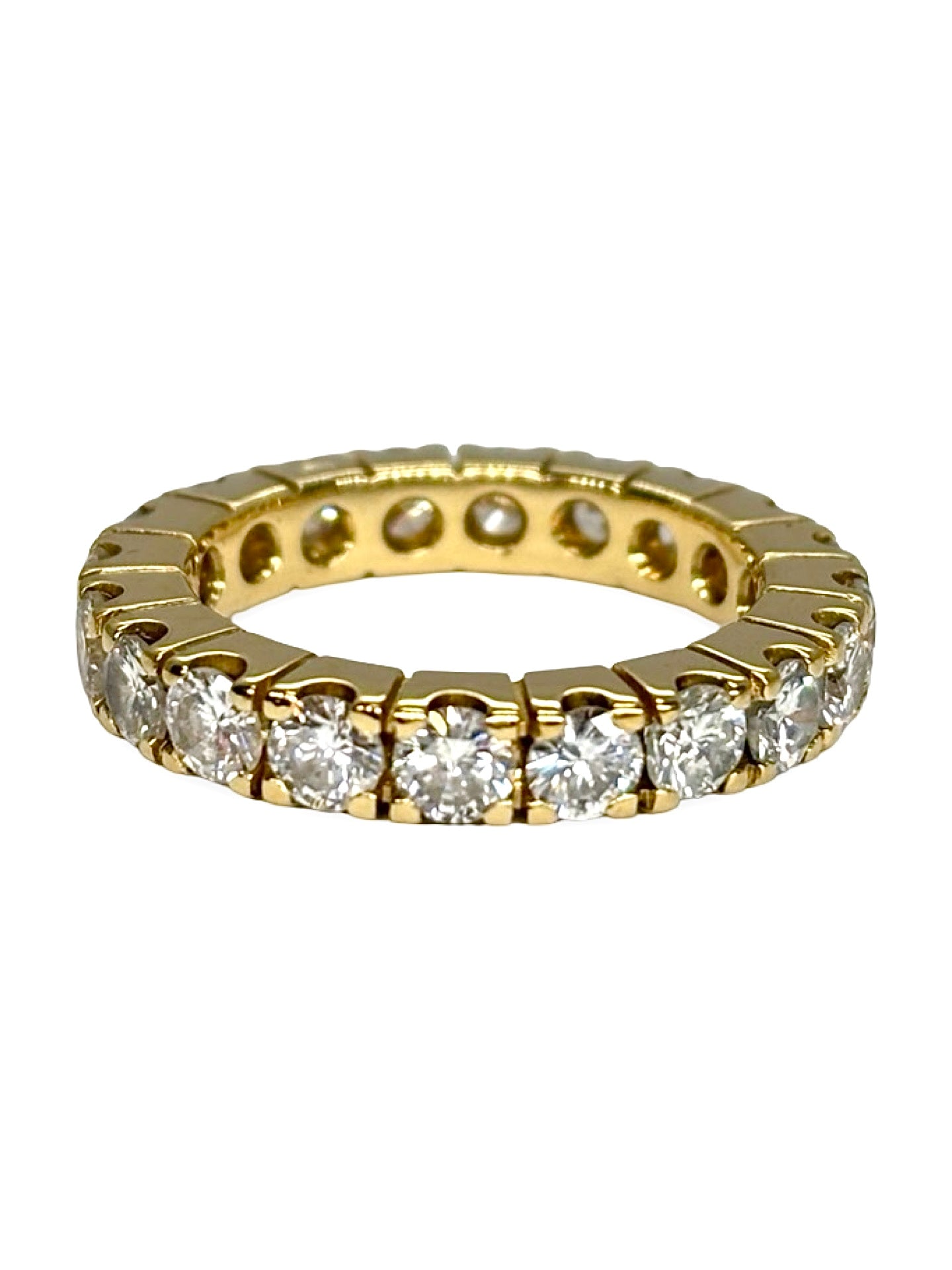 Alliance tour complet en or jaune 18 carats sertie de diamants pour un poids total de 2,40 carats. Ce bijou luxueux séduit par son éclat continu et la brillance intense de ses diamants. Idéale comme alliance ou bague de prestige, elle allie élégance, sophistication et style intemporel, offrant une touche précieuse et lumineuse au doigt pour chaque occasion.