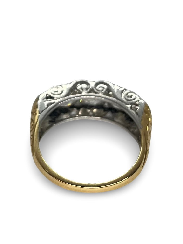 Bague vintage en or jaune et platine, sertie de diamants totalisant 2,20 carats. Alliance raffinée de matériaux nobles et d’élégance intemporelle. Ce bijou ancien incarne le charme d’époque et l’éclat du diamant, idéal pour une touche de luxe authentique et sophistiquée.