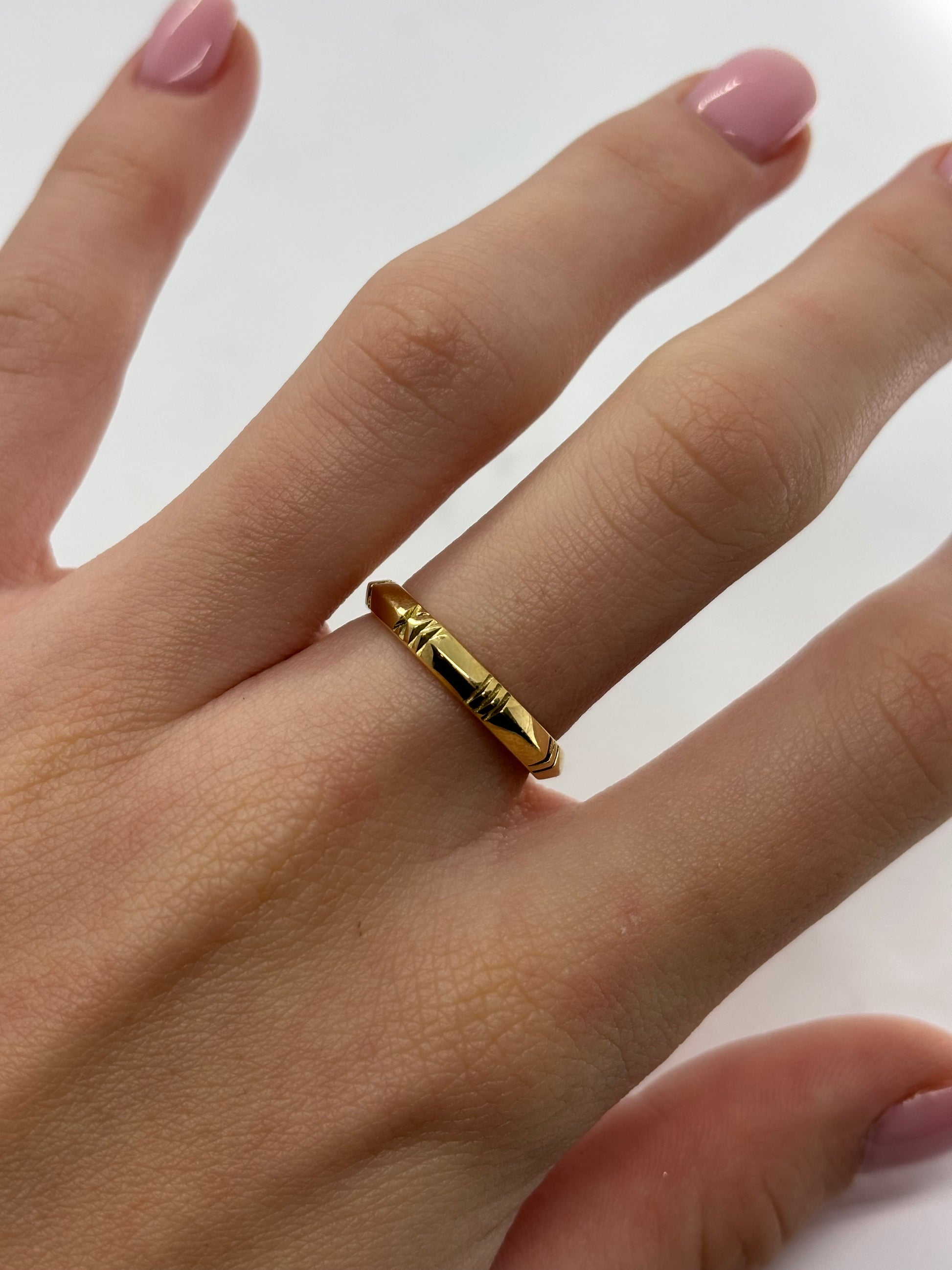 Alliance en or jaune signée Tiffany & Co, symbole d’élégance et d’engagement. Son design raffiné et intemporel reflète la qualité et le savoir-faire de la maison. Parfaite pour célébrer l’union avec sophistication, cette bague d’union lumineuse s’adapte à tous les styles et traverse les générations avec éclat et modernité.