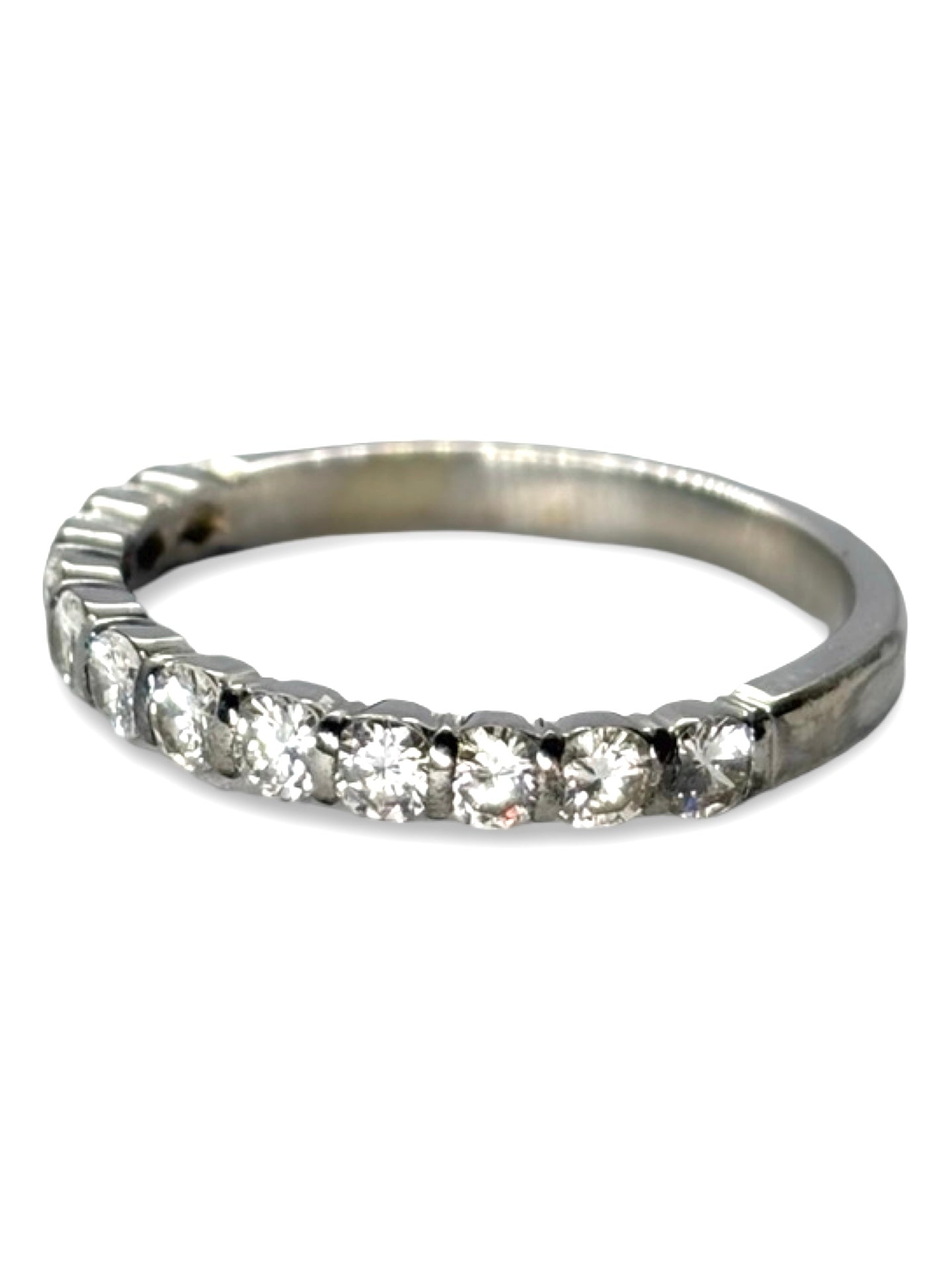 Demi-alliance en or blanc 18 carats sertie de diamants totalisant 0,75 carat. Ce bijou raffiné séduit par son éclat discret et élégant, idéal pour symboliser un engagement ou compléter une bague de mariage. Une demi-alliance précieuse qui allie finesse, brillance et modernité pour sublimer la main au quotidien ou lors d’occasions spéciales.