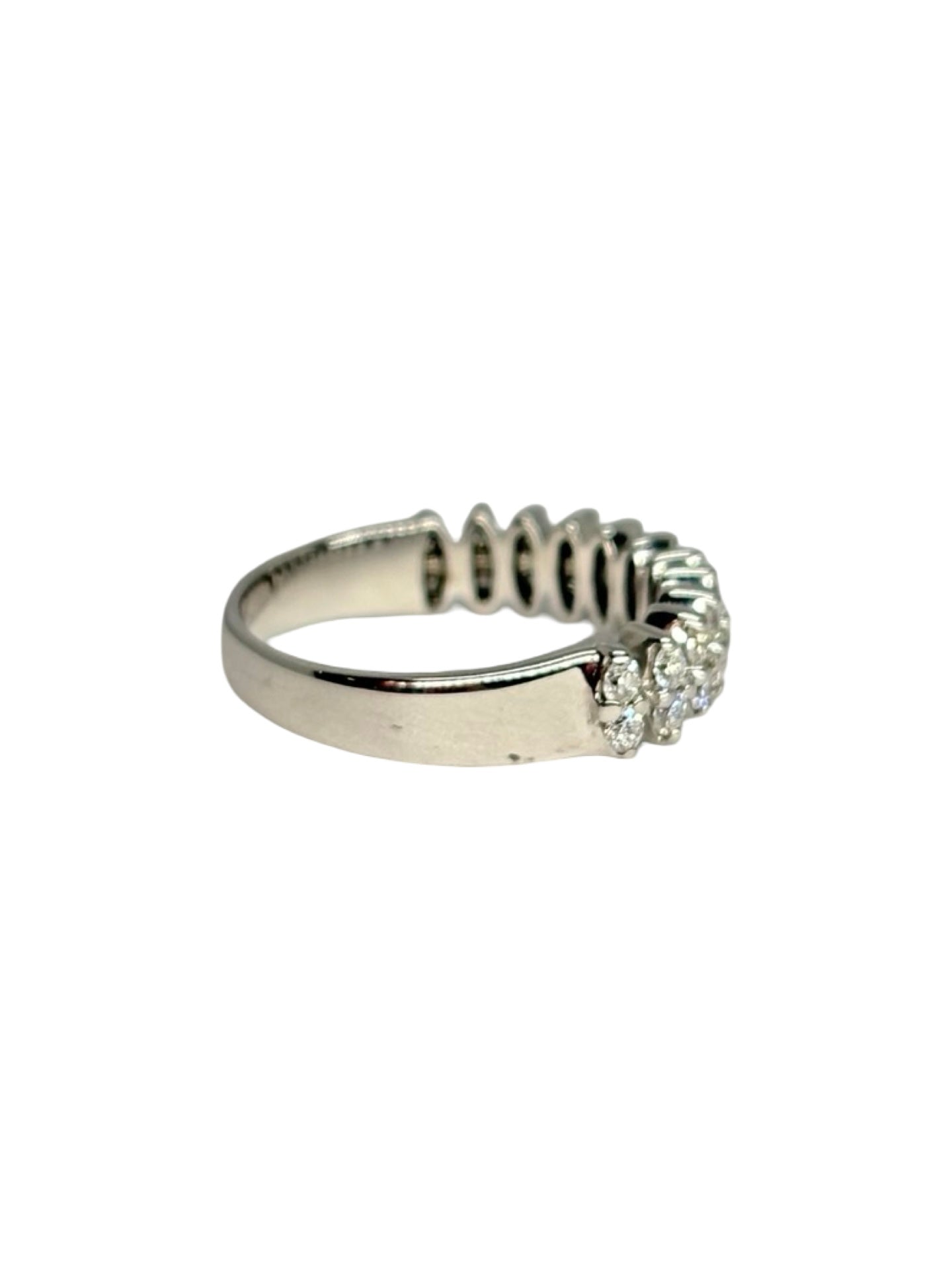 Demi-alliance en or blanc 18K (750/1000) sertie de diamants naturels totalisant 0,48 ct. Élégante et intemporelle, cette bague met en valeur l'éclat des diamants grâce à un sertissage raffiné. Idéale comme alliance, bague d'anniversaire ou à porter au quotidien, elle s'associe facilement à une bague de fiançailles ou se porte seule. Un bijou en or blanc alliant finesse, brillance et savoir-faire joaillier.
