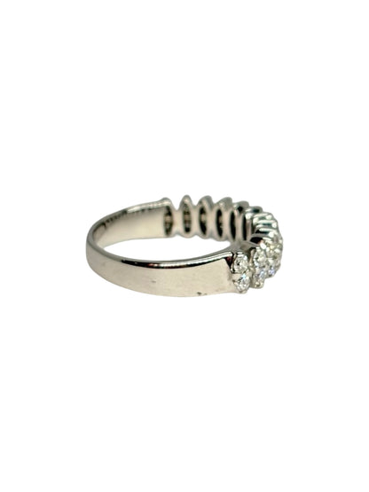 Demi-alliance en or blanc 18K (750/1000) sertie de diamants naturels totalisant 0,48 ct. Élégante et intemporelle, cette bague met en valeur l'éclat des diamants grâce à un sertissage raffiné. Idéale comme alliance, bague d'anniversaire ou à porter au quotidien, elle s'associe facilement à une bague de fiançailles ou se porte seule. Un bijou en or blanc alliant finesse, brillance et savoir-faire joaillier.
