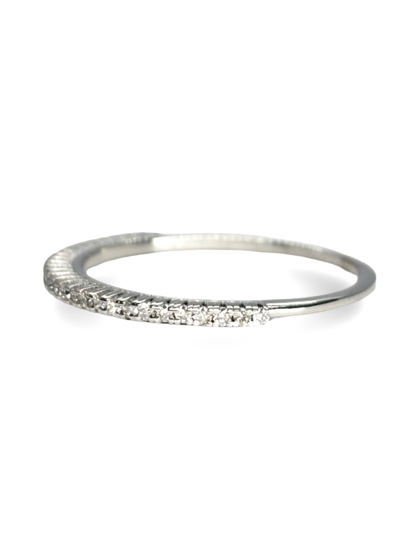 Demi-alliance en or blanc 18 carats sertie de diamants pour un poids total de 0,30 carat. Cette bague élégante séduit par son design intemporel et l’éclat de ses pierres, soigneusement alignées sur la moitié de l’anneau. Idéale comme alliance, bague de mariage, cadeau d’anniversaire ou bijou du quotidien, elle s’accorde facilement avec une bague de fiançailles ou peut être portée seule pour un style raffiné.