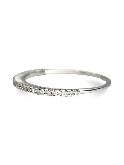 Demi-alliance en or blanc 18 carats sertie de diamants pour un poids total de 0,30 carat. Cette bague élégante séduit par son design intemporel et l’éclat de ses pierres, soigneusement alignées sur la moitié de l’anneau. Idéale comme alliance, bague de mariage, cadeau d’anniversaire ou bijou du quotidien, elle s’accorde facilement avec une bague de fiançailles ou peut être portée seule pour un style raffiné.