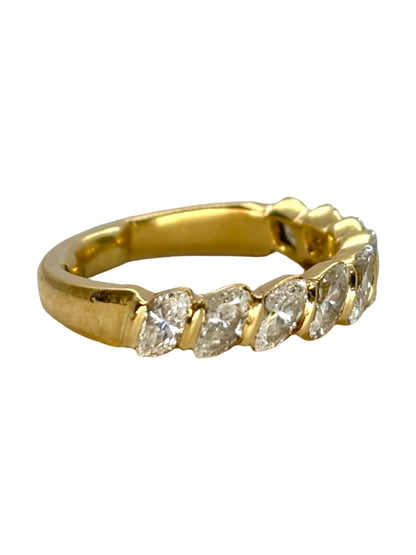 Demi-alliance en or jaune 18 carats sertie de diamants pour un poids total de 1,5 carat. Ce bijou raffiné séduit par l’éclat lumineux des diamants et la chaleur élégante de l’or jaune. Idéale pour compléter un solitaire ou être portée seule, elle offre un style classique et sophistiqué, apportant luxe et finesse au doigt pour chaque occasion.