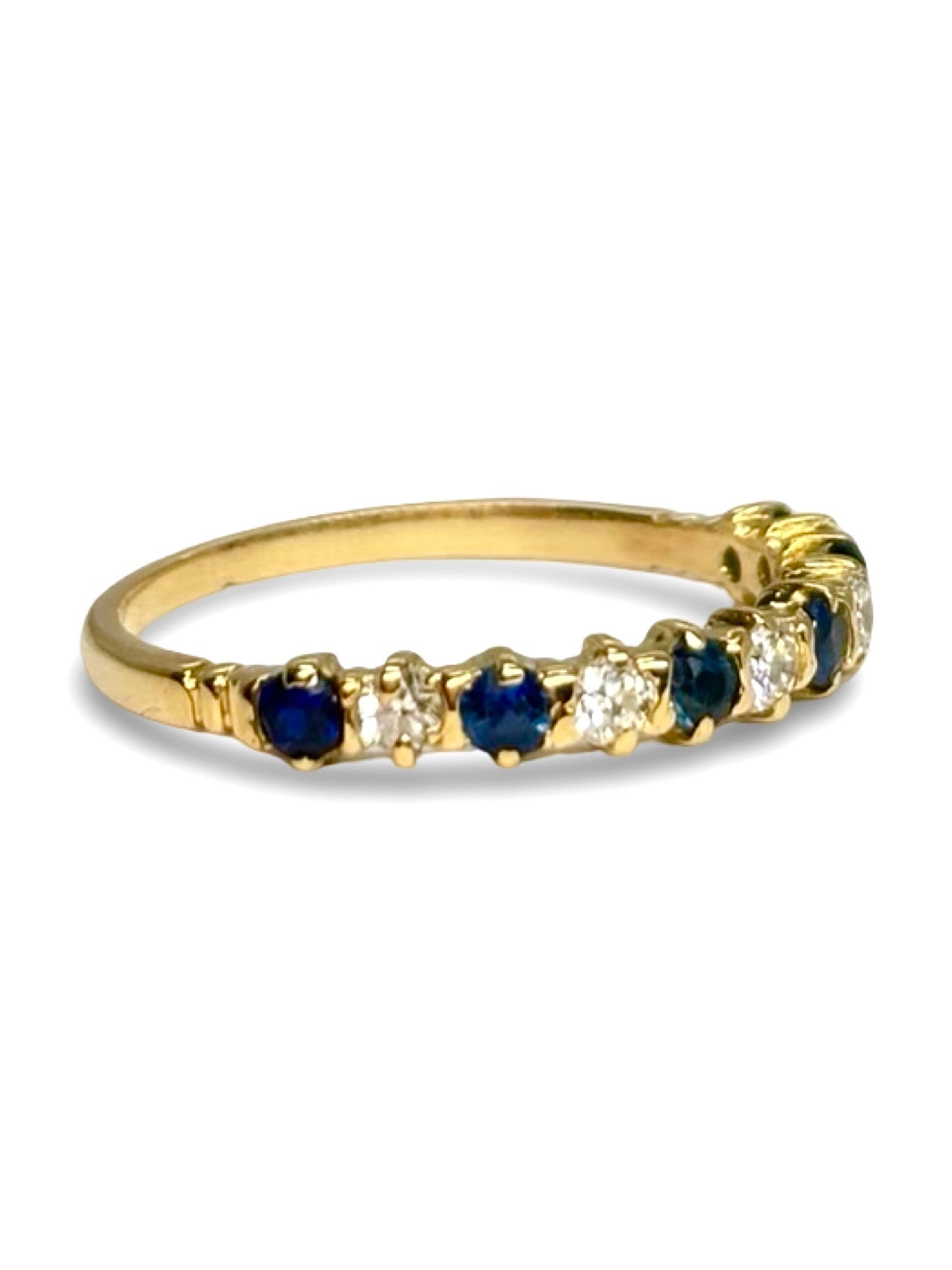 Demi-alliance en or jaune 18 carats sertie de saphirs et diamants totalisant 0,40 carat. Élégante et raffinée, cette bague demi-tour associe l’éclat profond des saphirs à la brillance des diamants pour un rendu lumineux. Idéale comme alliance, bague d’anniversaire ou bijou du quotidien, elle apporte une touche précieuse et intemporelle à chaque tenue.