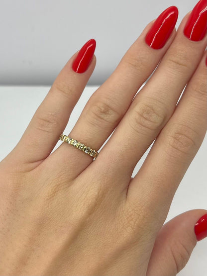 Raffinée et lumineuse, cette demi-alliance en or jaune 18 carats est sertie de diamants pour un total d’un carat. Un bijou d’exception, à la fois classique et contemporain, idéal pour symboliser un moment précieux. Parfaite en bague de mariage ou de célébration, elle se porte seule ou associée à d'autres anneaux.