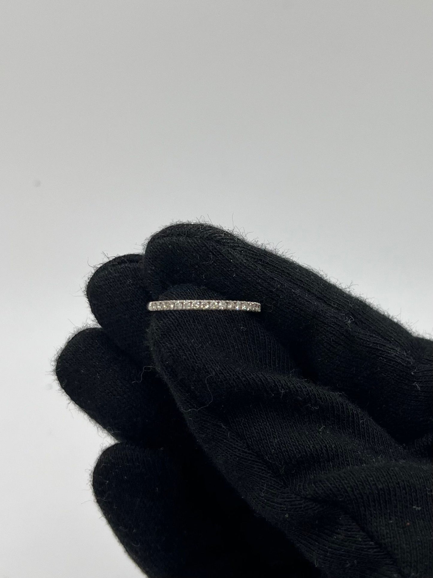 Craquez pour cette demi-alliance en or blanc, délicatement sertie de diamants totalisant 0,19 ct. Son design épuré et raffiné en fait un bijou idéal à porter seul ou en accumulation. Symbole d’amour et de raffinement, cette bague demi-alliance allie sobriété et éclat, parfaite pour célébrer un moment précieux ou sublimer le quotidien. 