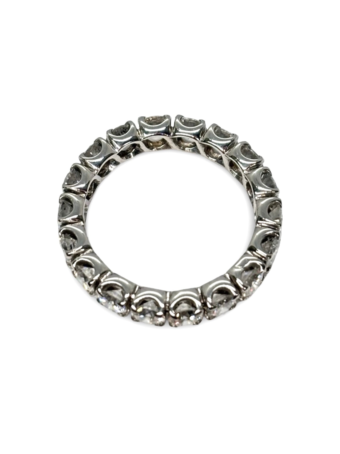 Découvrez notre alliance tour complet en or blanc, sertie de diamants totalisant 2,7 carats. Élégante et raffinée, cette bague éternité symbolise l’amour éternel avec brillance et sophistication. Parfaite pour un mariage ou un cadeau précieux, elle allie luxe, qualité et éclat exceptionnel pour sublimer chaque moment unique.