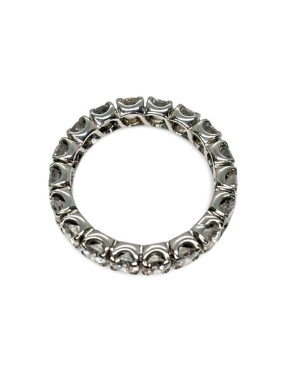 Découvrez notre alliance tour complet en or blanc, sertie de diamants totalisant 2,7 carats. Élégante et raffinée, cette bague éternité symbolise l’amour éternel avec brillance et sophistication. Parfaite pour un mariage ou un cadeau précieux, elle allie luxe, qualité et éclat exceptionnel pour sublimer chaque moment unique.