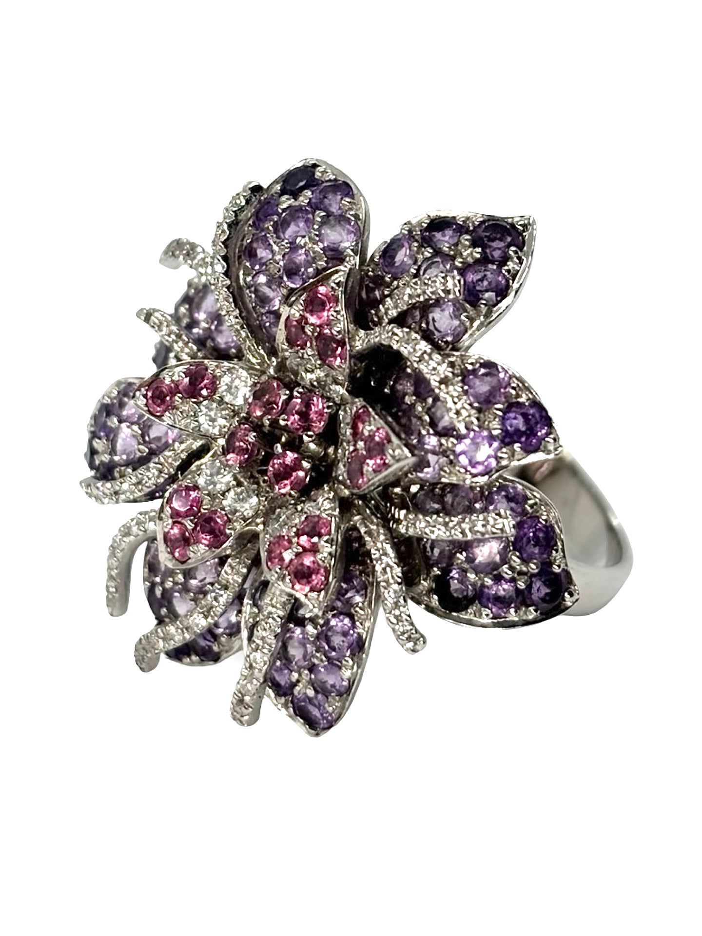 Sublimez votre style avec cette bague fleur MATY en or blanc, ornée de diamants, améthystes et tourmalines. Ce bijou raffiné allie l’éclat intemporel du diamant à la couleur vibrante des pierres précieuses. Idéale pour une touche d’élégance unique, cette création MATY incarne le luxe et la féminité dans un design floral délicat.