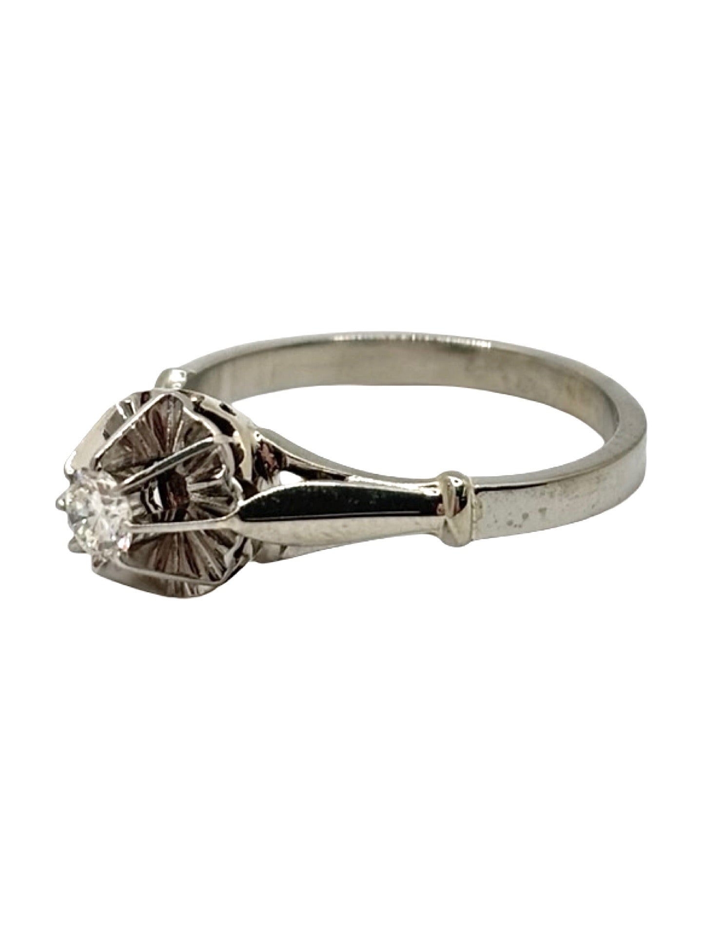 Bague en or 18 carats et platine 950 sertie d’un diamant de 0,18 carat. Élégante et raffinée, cette bague associe la chaleur de l’or à la noblesse du platine pour mettre en valeur l’éclat du diamant. Un bijou intemporel idéal pour une demande en mariage, un anniversaire ou un cadeau précieux du quotidien.
