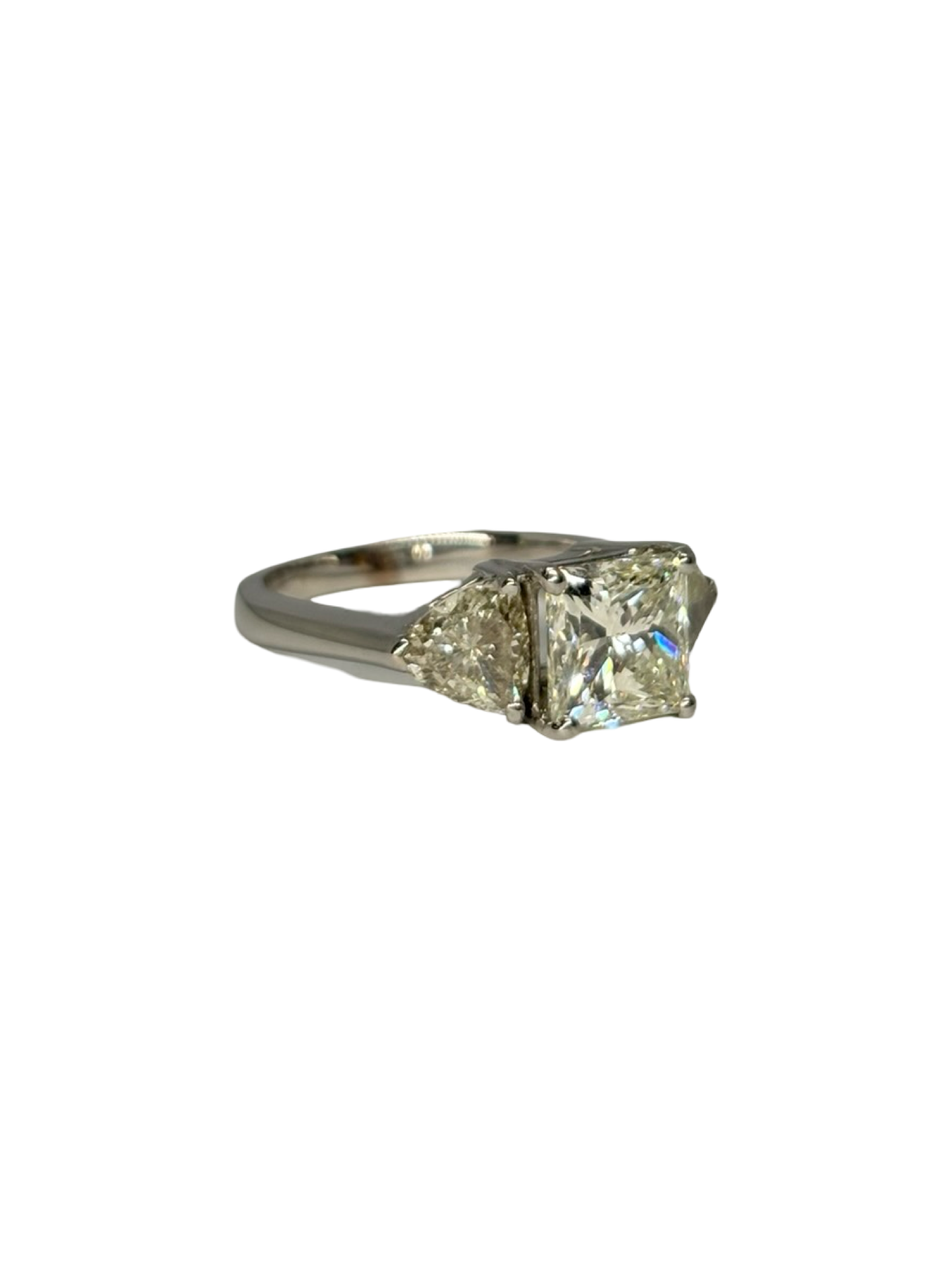 Bague en or blanc 18K sertie de diamants pour une création joaillière élégante et raffinée. Ce bijou précieux associe l’éclat lumineux de l’or blanc 18 carats à un total de 3,70 ct de diamants. Son design sophistiqué sublime la main et apporte une touche de luxe intemporel. Une bague en diamants idéale pour une occasion spéciale ou pour enrichir une collection de haute joaillerie. Bijou précieux en or blanc 18K et diamants 3,70 ct.