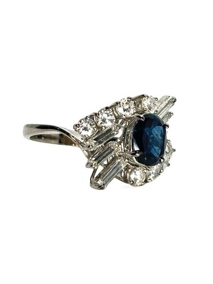 Bague en or blanc 18 carats sertie d’un saphir central de 1,5 carat sublimé par un entourage de diamants totalisant 1 carat. Ce bijou raffiné associe l’intensité du bleu du saphir à l’éclat des diamants, offrant une allure élégante et intemporelle. Idéale pour une occasion précieuse, elle incarne luxe, brillance et savoir-faire joaillier.