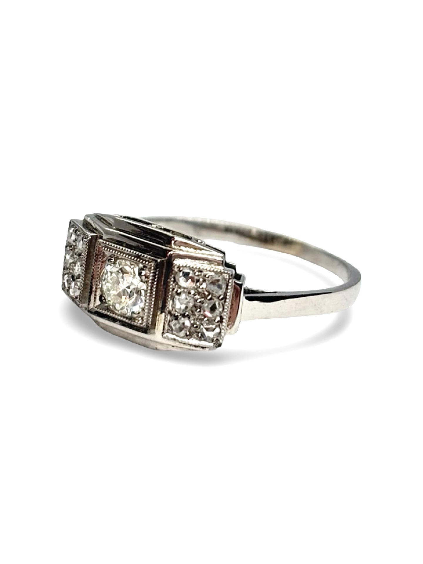 Bague en or blanc 18 carats sublimée par des diamants totalisant 0,30 carat. Son design élégant et intemporel met en valeur la brillance des pierres précieuses et la luminosité de l’or blanc. Cette bague raffinée convient aussi bien à un cadeau symbolique qu’à une occasion spéciale, apportant une touche de sophistication et d’éclat à chaque tenue.
