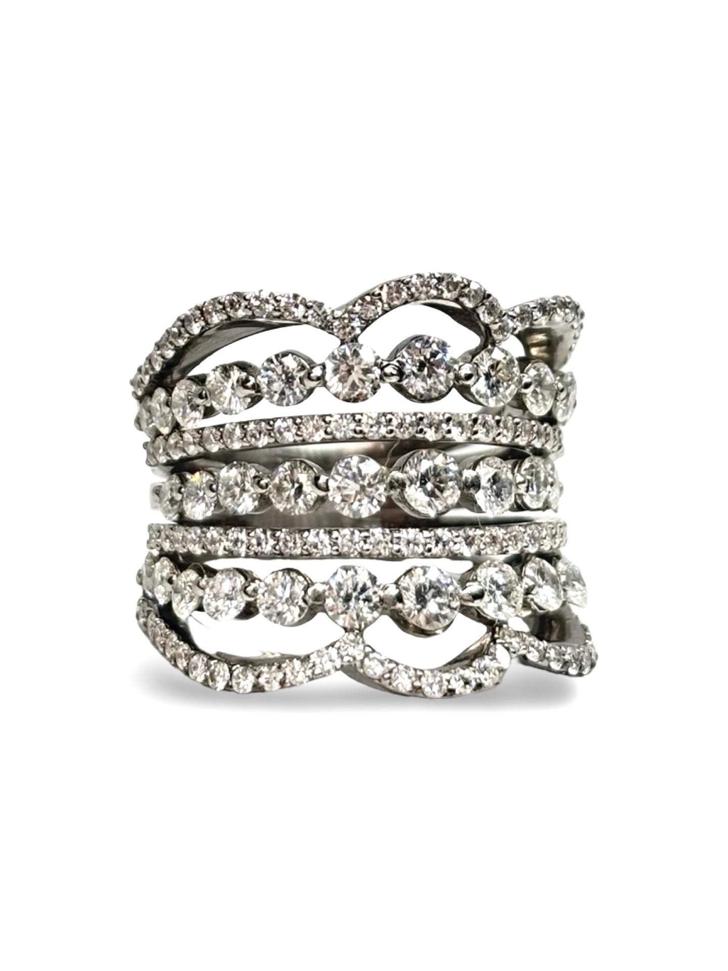 Bague en or blanc 18 carats sertie de diamants pour un poids total de 2,5 carats. Ce bijou raffiné met en valeur l’éclat naturel des diamants grâce à une monture élégante et lumineuse. Son design intemporel en fait un choix idéal pour une occasion spéciale, des fiançailles ou pour enrichir une collection de joaillerie d’exception.
