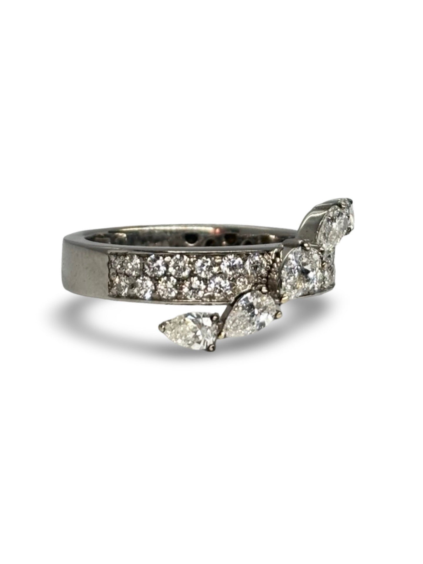 Bague en or blanc 18 carats sertie de diamants totalisant 2 carats. Ce bijou raffiné séduit par l’éclat intense de ses diamants et la finesse de son design en or blanc. Élégante et intemporelle, cette bague apporte une touche de prestige et de lumière à chaque tenue. Idéale pour célébrer un engagement, un anniversaire ou une occasion exceptionnelle.
