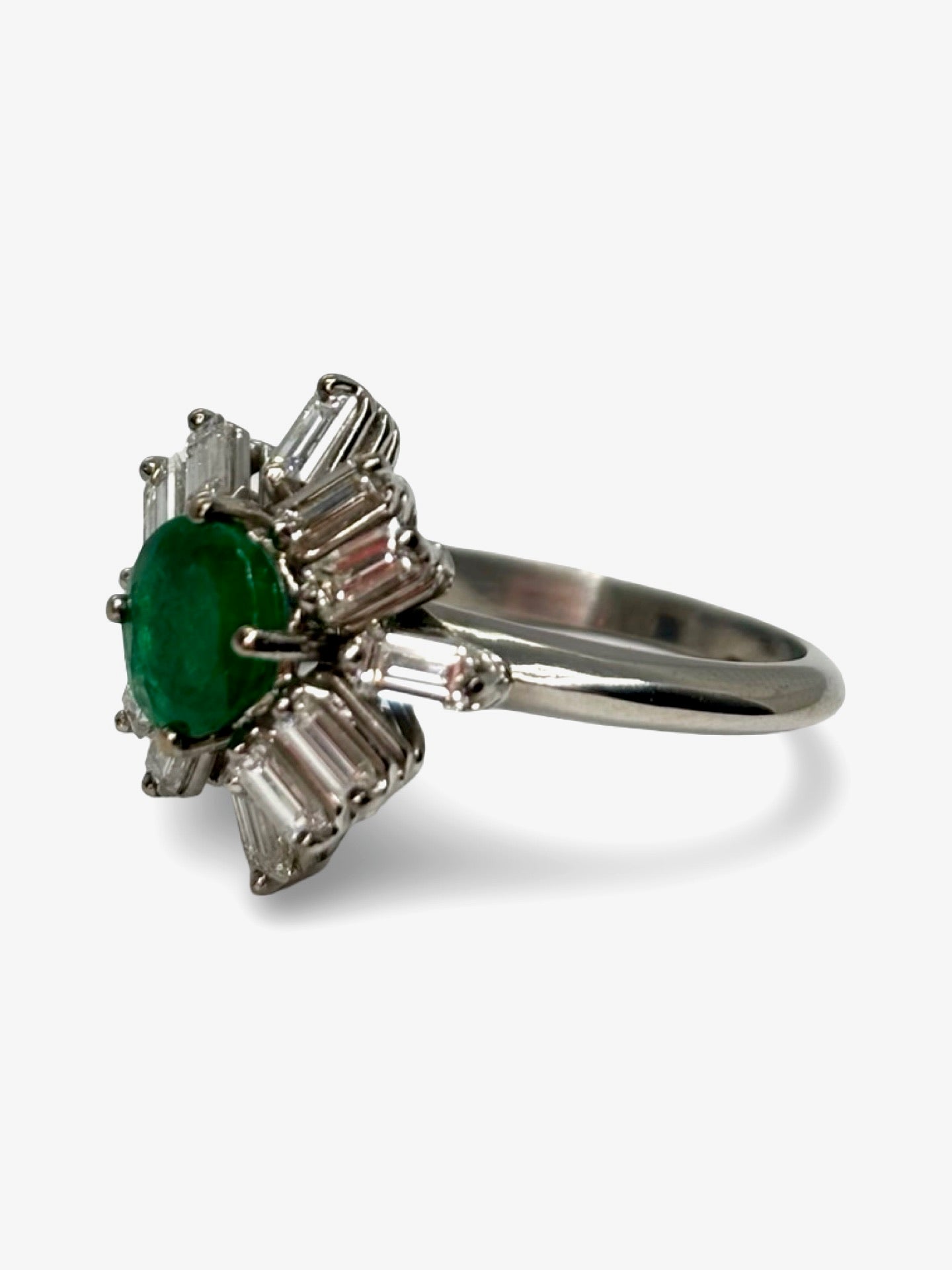 Bague en or blanc 18 carats ornée d’une émeraude de 1 carat et de diamants totalisant 0,60 carat. Ce bijou raffiné séduit par l’intensité du vert profond de l’émeraude, sublimée par l’éclat lumineux des diamants. Élégante et intemporelle, cette bague précieuse apporte une touche de sophistication à toutes les occasions, entre luxe discret et charme exceptionnel.