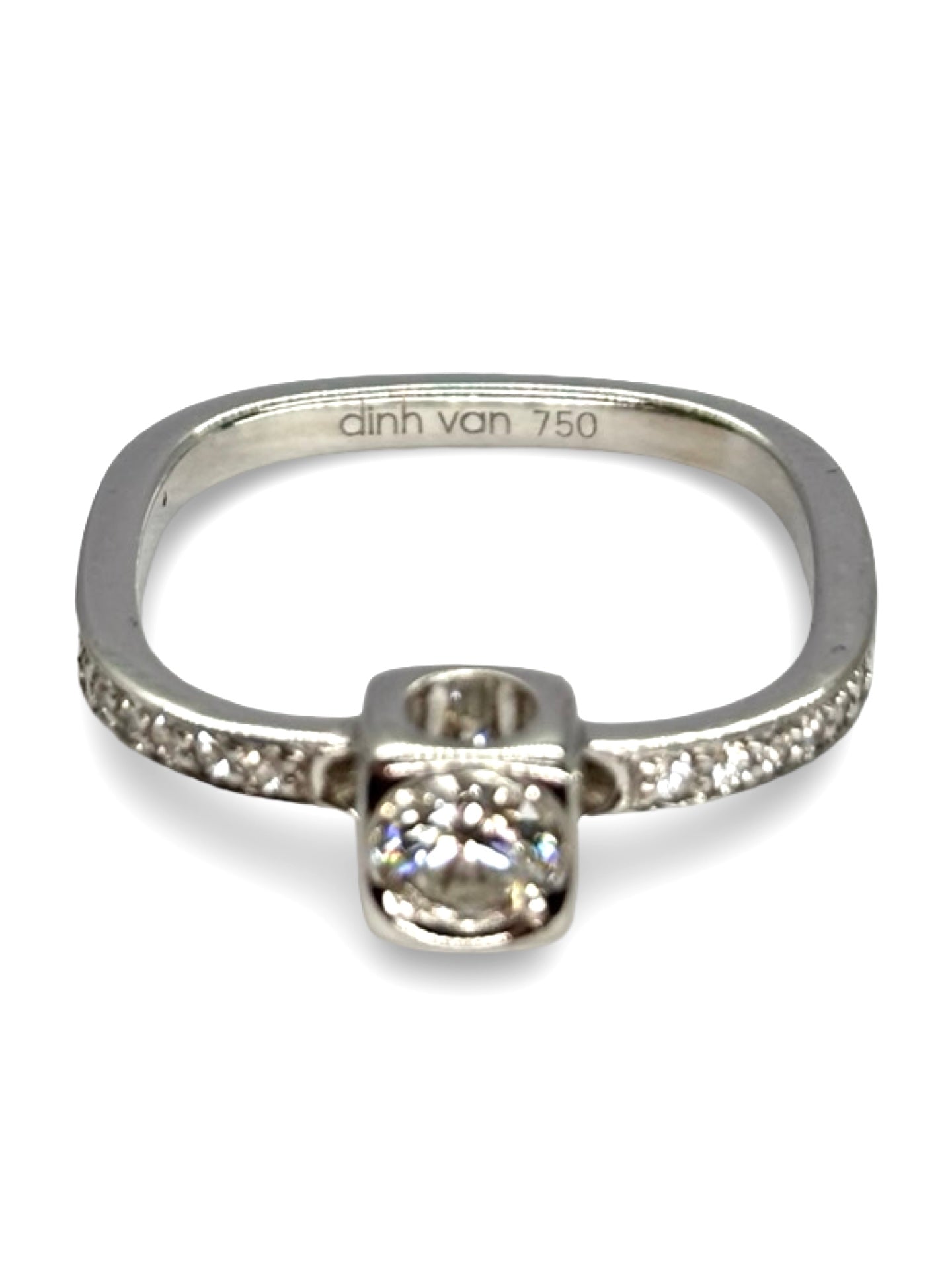 Bague en or blanc modèle "Le Cube" signé Dinh Van, sertie de 0,27 ct de diamants scintillants. Ce bijou au design moderne et épuré combine la brillance subtile des diamants à la pureté de l’or blanc, créant une pièce élégante et contemporaine, parfaite pour sublimer la main avec sophistication et style minimaliste.