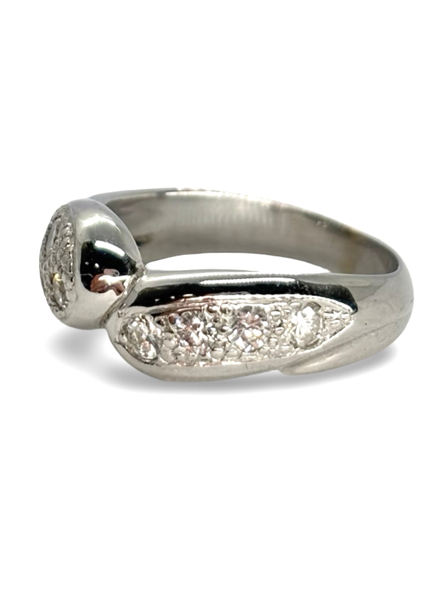 Bague élégante en or blanc sertie de diamants totalisant 0,60 carat, alliant raffinement et éclat subtil. Son design épuré met en valeur la brillance des pierres, créant un bijou intemporel idéal pour un mariage, une fiançailles ou un cadeau précieux. Une pièce raffinée qui illumine chaque main avec élégance.