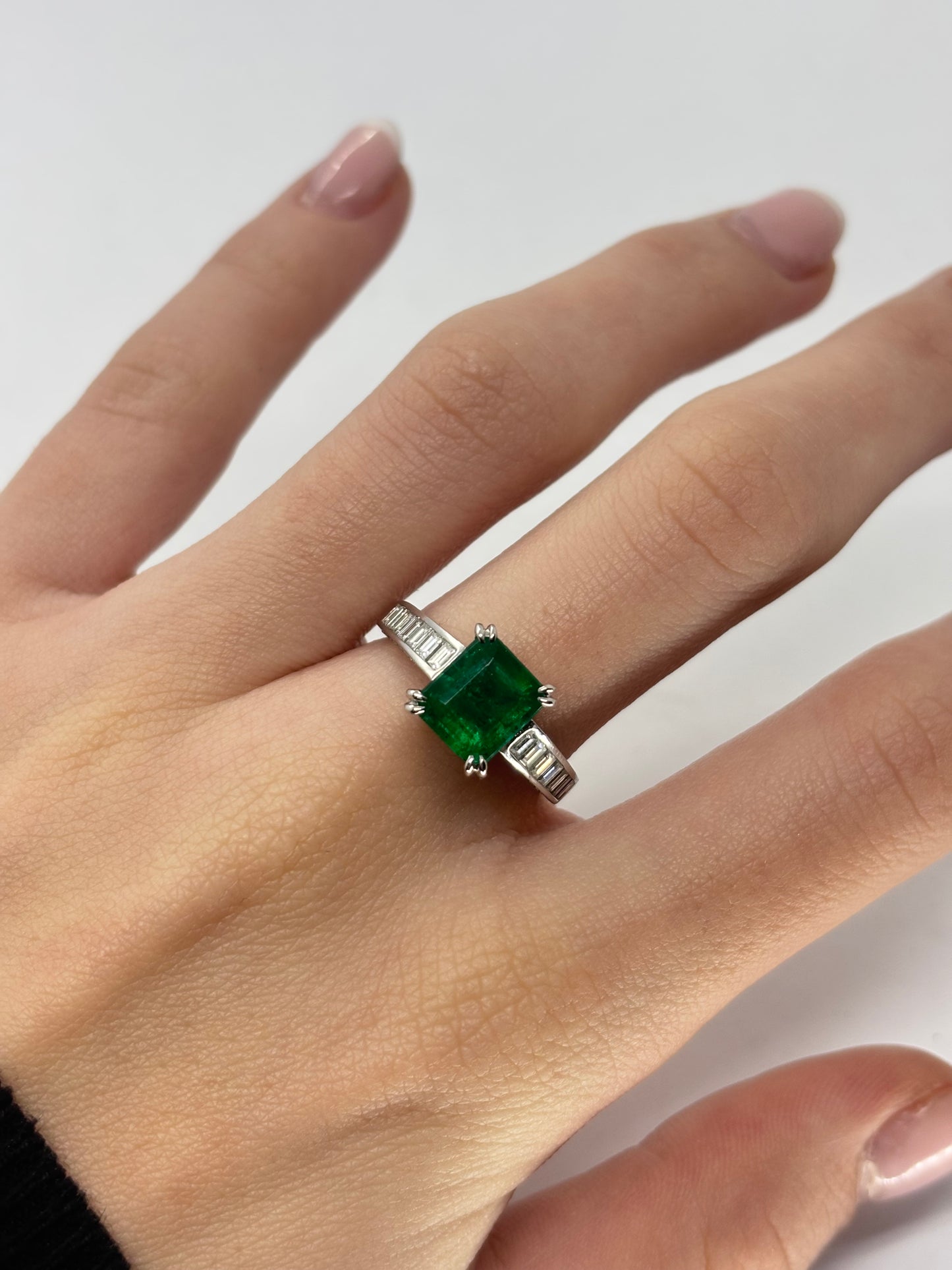 Bague en or blanc élégante, sertie d’une émeraude de 3 carats et de diamants totalisant 0,48 ct. Ce bijou raffiné allie l’éclat intense de l’émeraude à la brillance subtile des diamants, parfait pour un cadeau ou une occasion spéciale. Anneau précieux en or blanc, idéal pour les amateurs de pierres fines et de joaillerie de luxe.