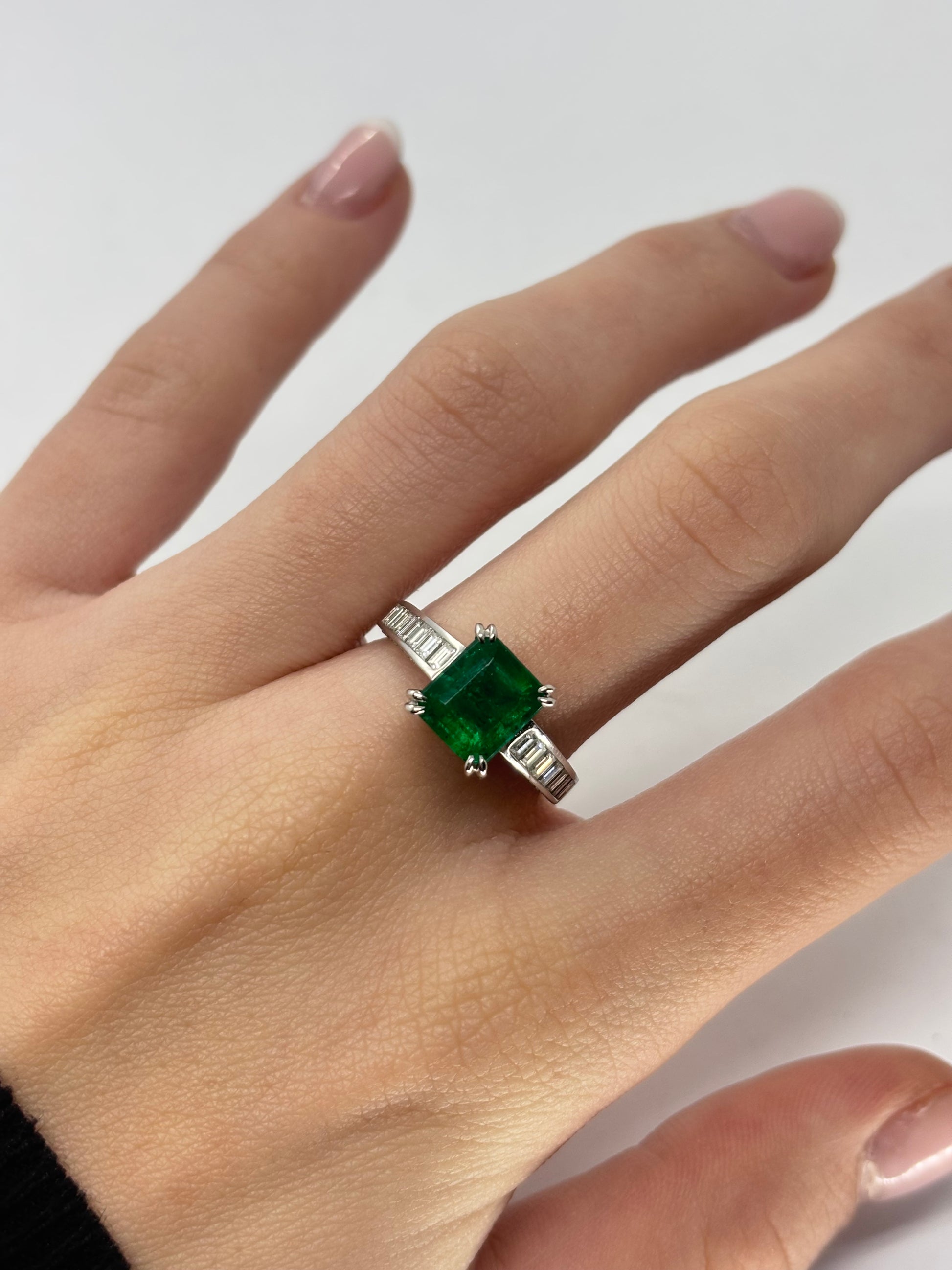 Bague en or blanc élégante, sertie d’une émeraude de 3 carats et de diamants totalisant 0,48 ct. Ce bijou raffiné allie l’éclat intense de l’émeraude à la brillance subtile des diamants, parfait pour un cadeau ou une occasion spéciale. Anneau précieux en or blanc, idéal pour les amateurs de pierres fines et de joaillerie de luxe.