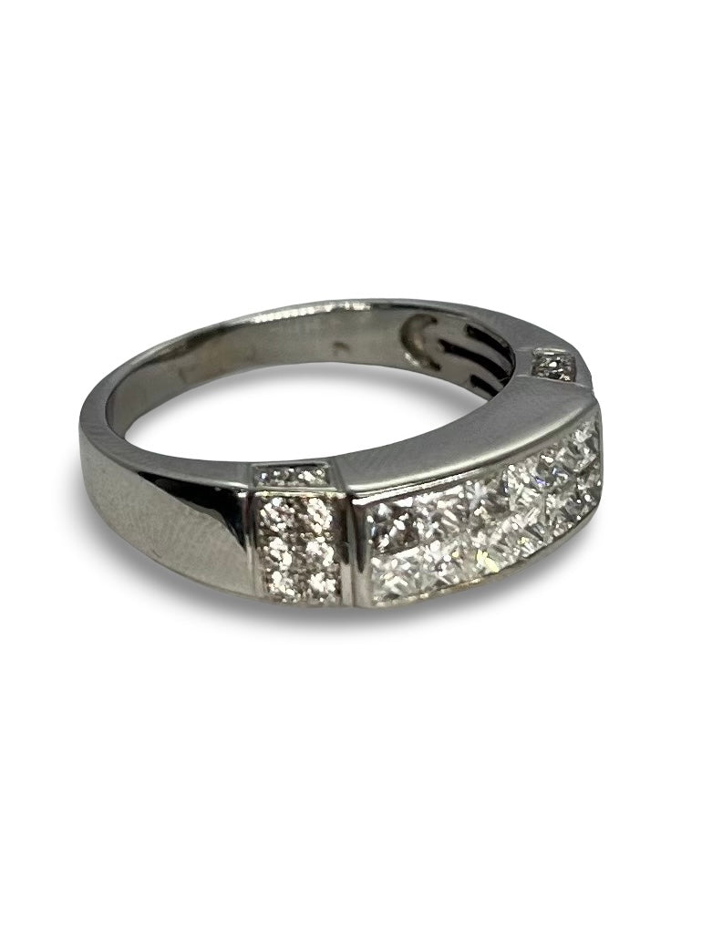 Bague en or blanc 18 carats sertie de diamants pour un poids total de 1 carat. Ce bijou lumineux allie élégance contemporaine et éclat intemporel. Idéale pour une demande en mariage, un anniversaire ou un moment unique, cette bague met en valeur la brillance naturelle des diamants avec raffinement.