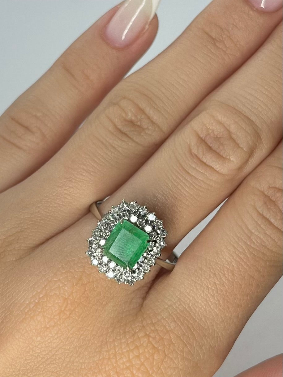 Bague en or blanc 18 carats sertie d’une émeraude de 2 carats et de diamants d’un total de 0,40 carat. Cette élégante bague fine allie la beauté intense de l’émeraude à l’éclat précieux des diamants, offrant un bijou sophistiqué et intemporel, parfait pour une occasion spéciale ou un cadeau raffiné.