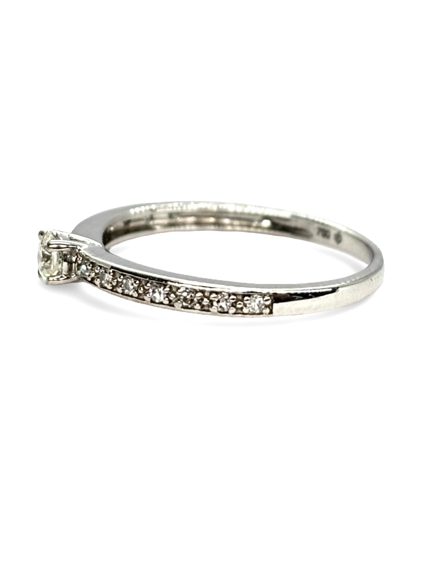 Élégante bague solitaire en or blanc, sublimée par un diamant central de 0,24 carat d’une brillance exceptionnelle. Un bijou raffiné qui incarne la pureté et l’éclat intemporel du diamant, parfait pour une demande en mariage ou pour symboliser un amour éternel avec finesse et sophistication.