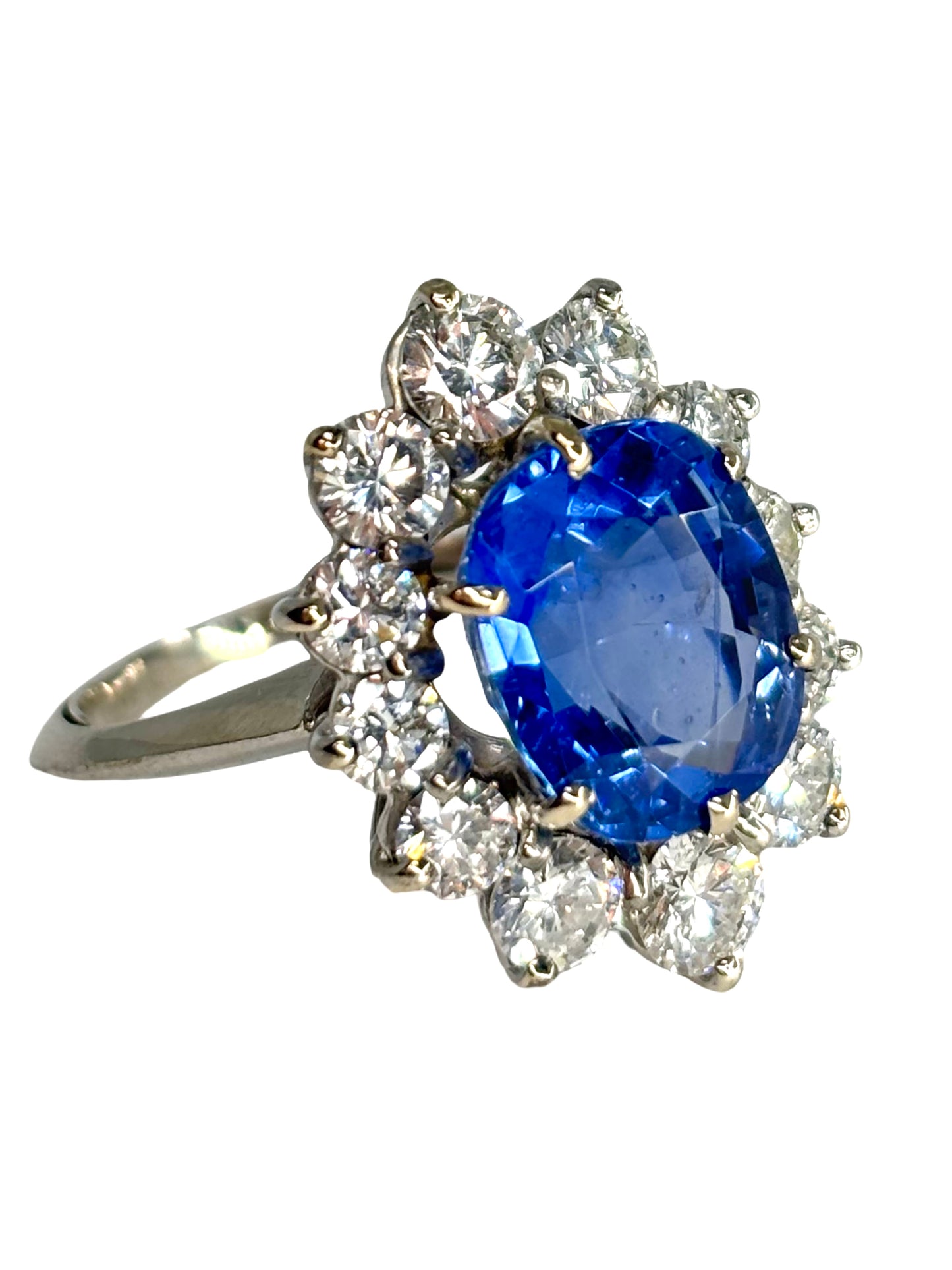 Bague marguerite en or blanc 18K sertie d’un saphir birman non chauffé de 5,58 carats, certifié par le GRS (janvier 2026). Sa couleur bleu profond, intense et veloutée illustre la rareté des saphirs naturels de Birmanie. Il est sublimé par un entourage de diamants naturels totalisant environ 2 carats. Une pièce exceptionnelle, alliant élégance intemporelle, caractère et valeur patrimoniale.