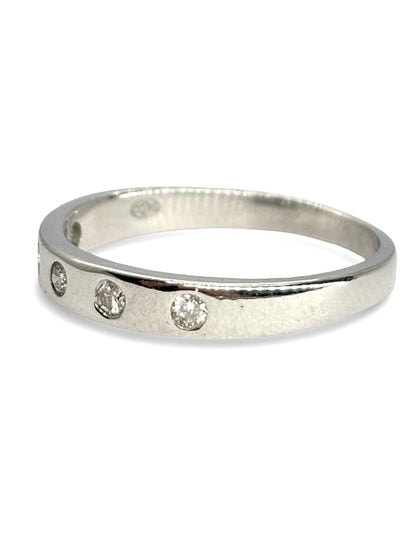 Alliance élégante en or blanc sertie de diamants totalisant 0,15 carat. Ce bijou raffiné allie éclat et modernité, idéal pour symboliser un amour éternel. Son design épuré met en valeur la brillance des diamants, parfait pour un mariage ou un cadeau précieux et intemporel.