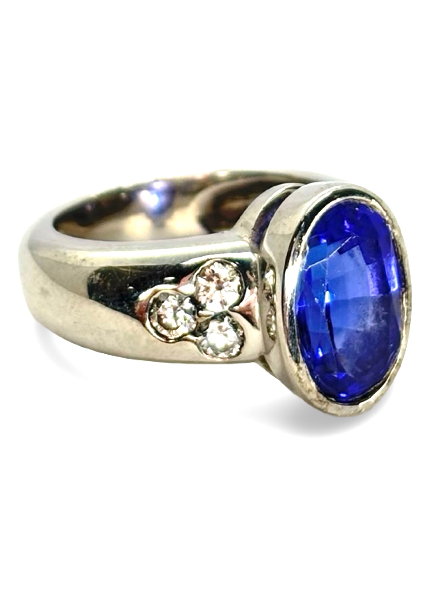 Bague en or blanc sertie d’une tanzanite de 5 carats, accompagnée de 0,6 carat de diamants étincelants. Ce bijou élégant met en valeur la profondeur bleutée de la tanzanite et l’éclat des diamants, offrant une pièce raffinée et intemporelle qui illumine la main avec charme et sophistication.