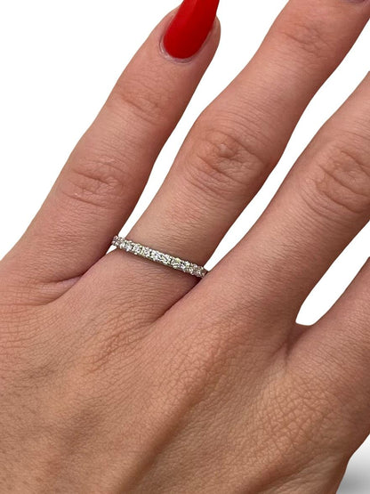 Alliance en or blanc 18 carats pour femme, sertie de diamants taille brillant totalisant 0,80 carat – bijou de mariage haut de gamme, élégant et intemporel, idéal pour sceller une union avec éclat. Finition soignée, brillance exceptionnelle des diamants, parfait pour une cérémonie ou un anniversaire de mariage.