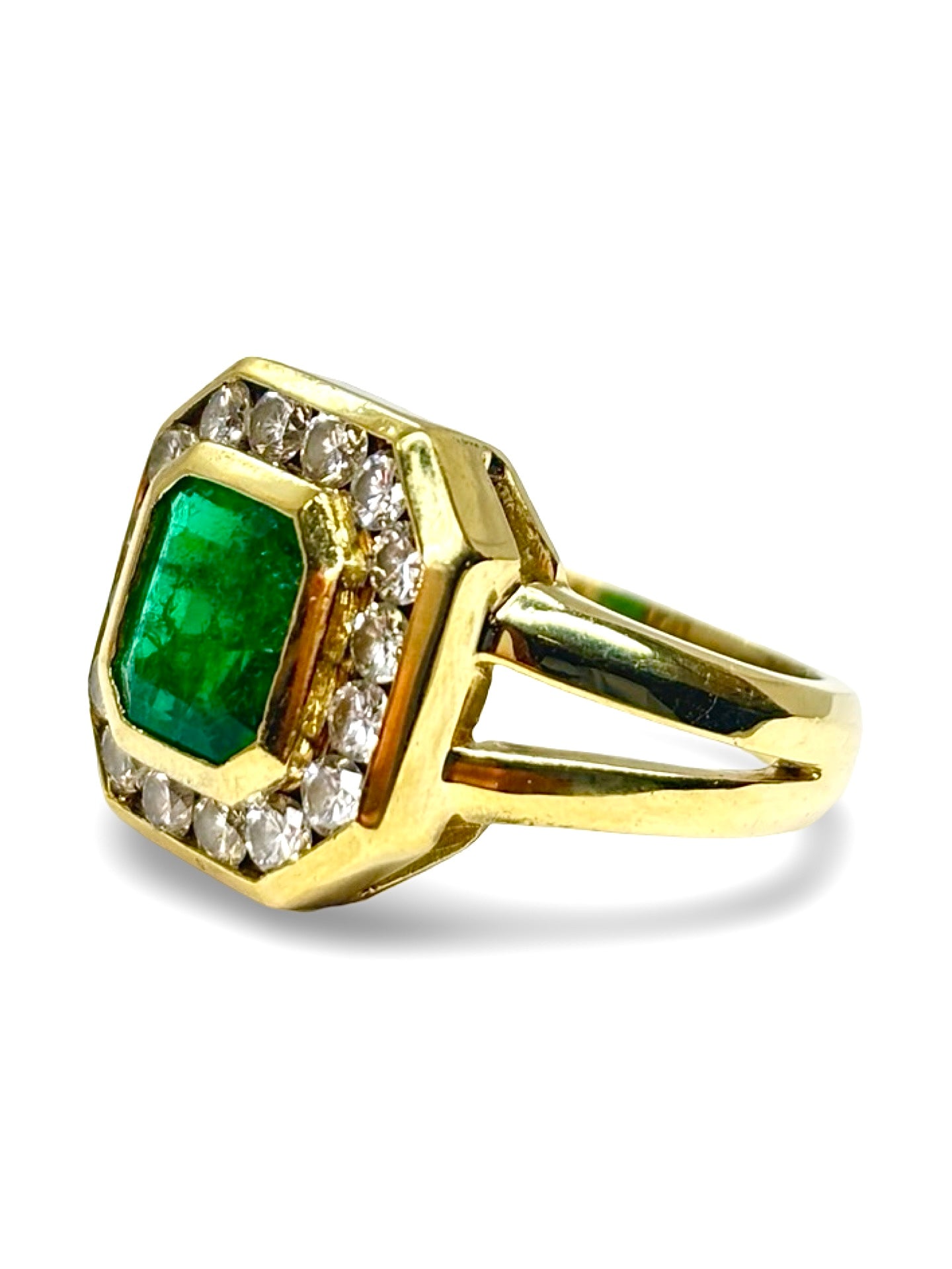 Bague en or jaune 18 carats sertie d’une émeraude naturelle de 1,80 carat, sublimée par des diamants totalisant 0,50 carat. Cette création raffinée met en valeur l’éclat du vert profond de l’émeraude associé à la brillance des diamants. Élégante et intemporelle, cette bague de joaillerie convient aussi bien pour une occasion spéciale que pour enrichir une collection de bijoux précieux. Design sophistiqué, finitions soignées et pierres de qualité.
