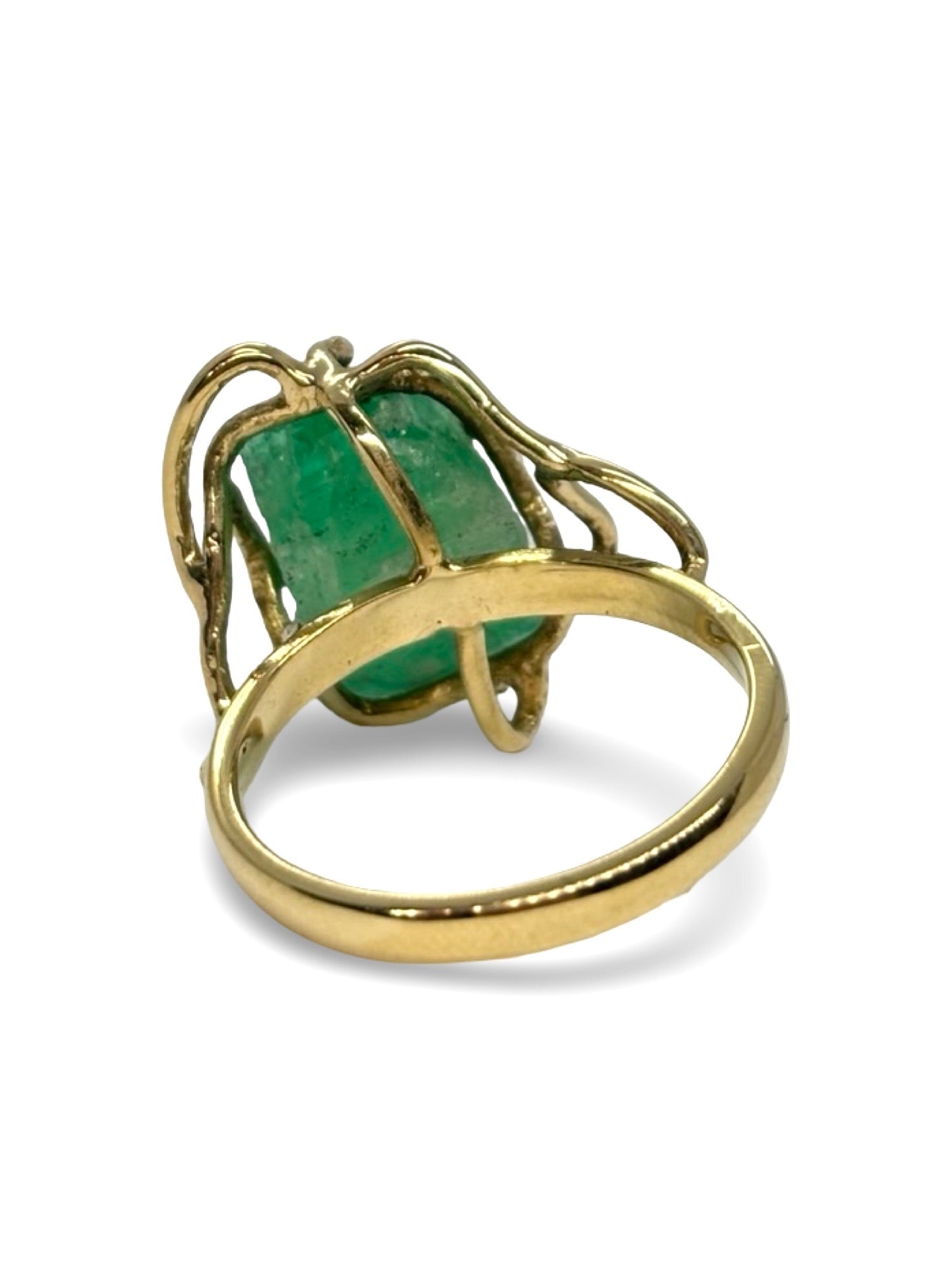 Bague en or jaune 18 carats ornée d’une émeraude brute, ce bijou authentique séduit par son caractère unique et son charme naturel. La teinte verte intense de la pierre brute contraste élégamment avec l’éclat chaleureux de l’or jaune. Originale et raffinée, cette bague met en valeur la beauté minérale de l’émeraude dans un style précieux, brut et intemporel.