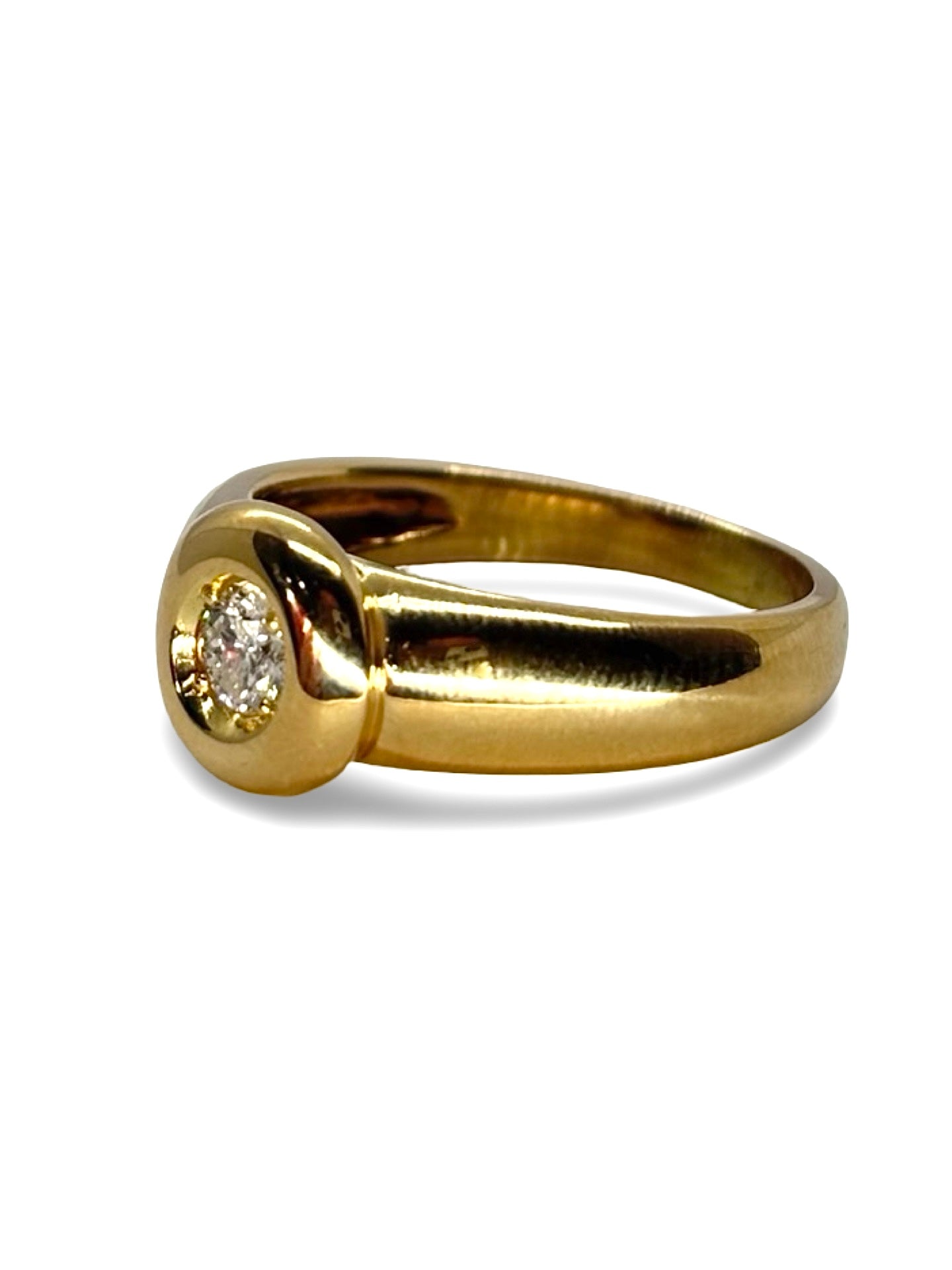 Sublime bague solitaire en or jaune ornée d’un diamant de 0,20 carat. Son design épuré met en valeur l’éclat du diamant, symbole d’amour et d’élégance intemporelle. Un bijou raffiné parfait pour une demande en mariage ou pour célébrer un moment précieux avec éclat et raffinement.