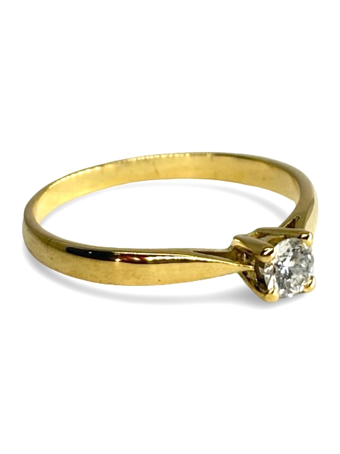 Solitaire en or jaune 18 carats serti d’un diamant taille brillant de 0,18 carat. Son design épuré et élégant met en valeur l’éclat naturel de la pierre ainsi que la chaleur lumineuse de l’or jaune. Intemporelle et raffinée, cette bague se porte aussi bien pour un engagement que comme bijou symbolique au quotidien, alliant simplicité et sophistication.