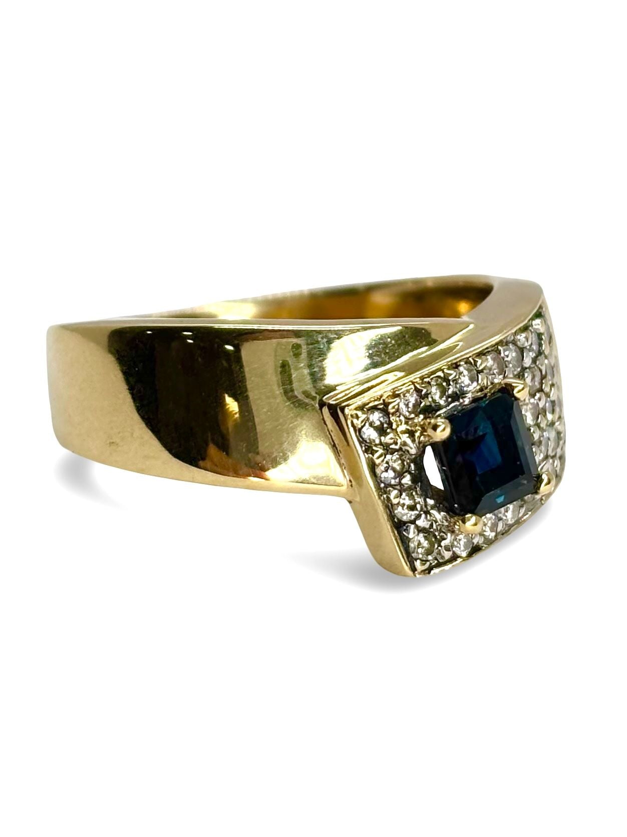 Élégante bague en or jaune 18 carats ornée d’un saphir taille princesse de 0,40 ct, sublimé par 0,30 ct de diamants éclatants. Ce bijou raffiné séduit par le contraste entre la profondeur du saphir bleu et la brillance des diamants. Idéal pour une occasion précieuse ou un cadeau unique. 