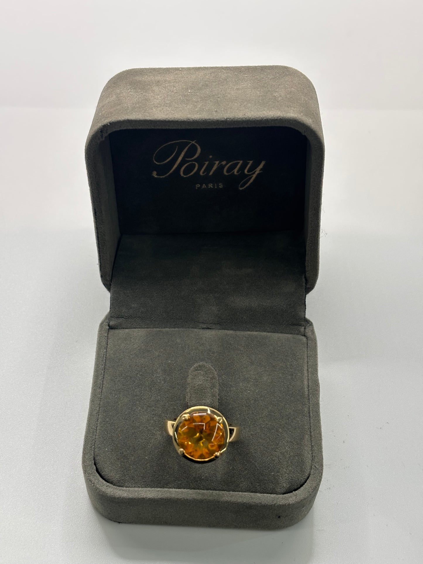 Bague en or jaune sertie d’une citrine éclatante, au design élégant et raffiné. Parfaite pour apporter une touche de couleur et de sophistication à toute tenue, cette bague allie finesse et luminosité. Idéale pour un cadeau ou pour sublimer le style au quotidien avec une pierre naturelle brillante et raffinée.