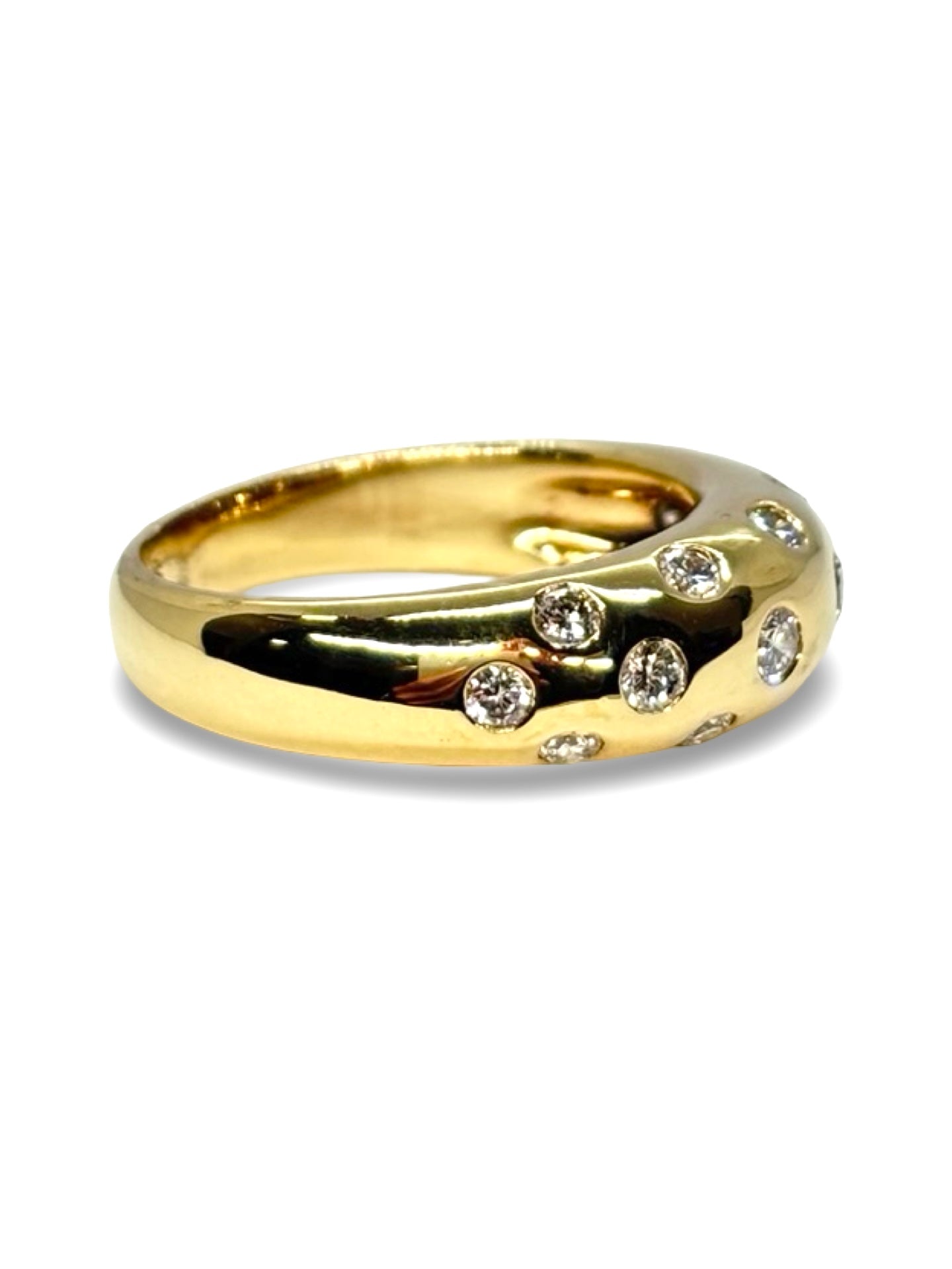 Élégante et intemporelle, cette bague en or jaune sertie de 0,80 ct de diamants incarne le raffinement et la sophistication. Parfaite pour célébrer un moment unique ou sublimer votre style au quotidien, elle associe la chaleur de l’or jaune à l’éclat des diamants pour un bijou prestigieux et éternel.