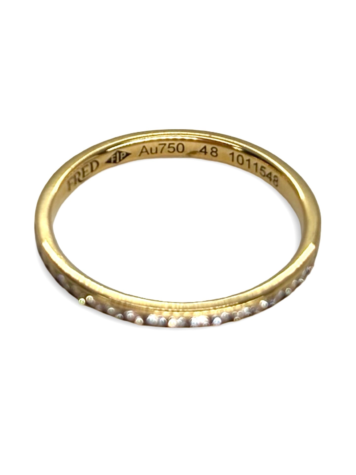 Élégante demi-alliance en or jaune ornée de diamants totalisant 0,21 carat. Son éclat délicat met en valeur la brillance naturelle des pierres pour un rendu raffiné et intemporel. Bijou idéal pour célébrer un mariage, un anniversaire ou un engagement, symbole d’amour et de lumière éternelle.