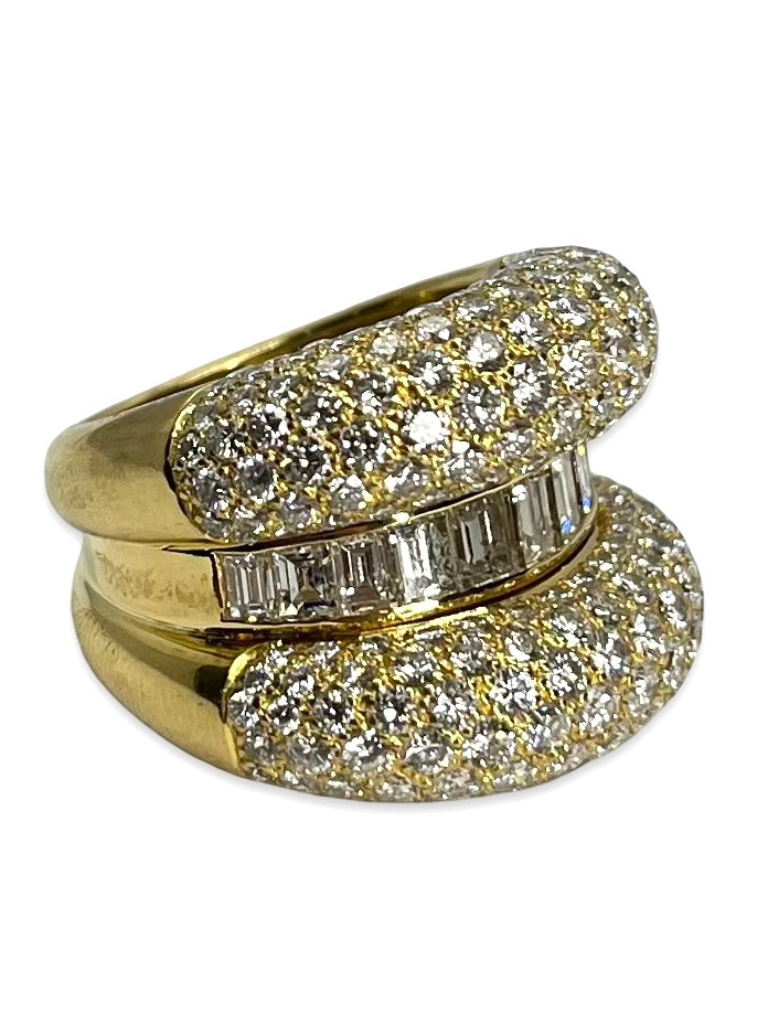Somptueuse bague en or jaune sertie de diamants totalisant 5 carats, alliant éclat intense et raffinement absolu. Ce bijou d’exception séduit par sa brillance et son élégance, idéal pour les grandes occasions ou sublimer une tenue de soirée. Une pièce luxueuse au style intemporel, symbole de prestige et de beauté.